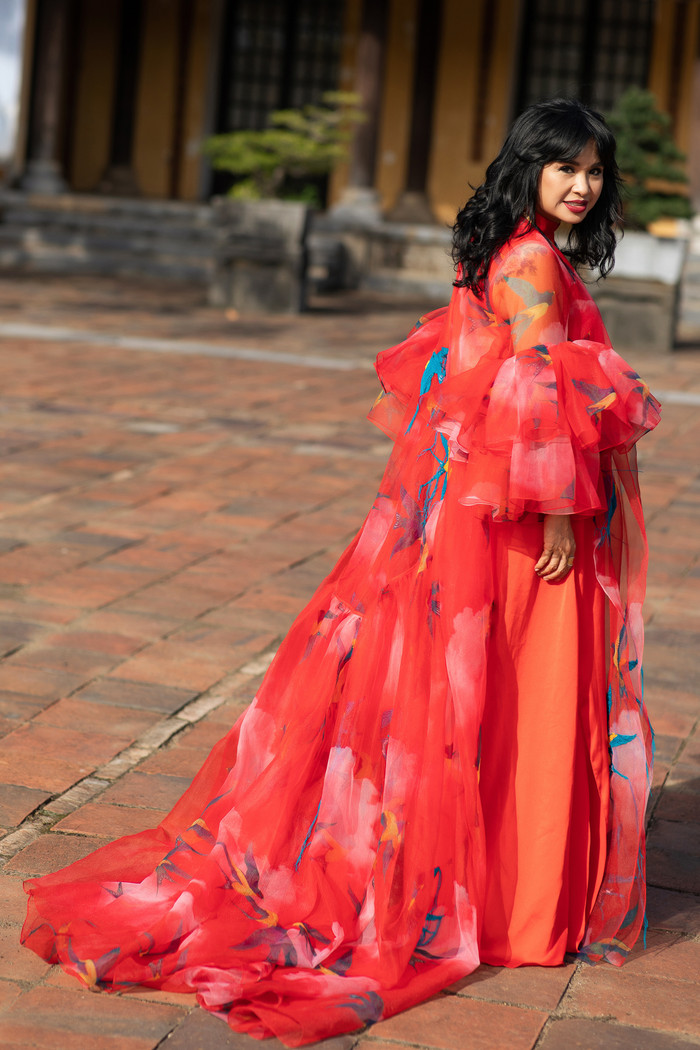 Thanh Lam đẹp bềnh bồng cùng sắc đỏ quyến rũ.