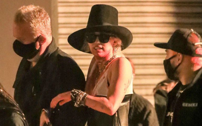 Rò rỉ hình ảnh về MV mới của Miley Cyrus: Dua Lipa cũng xuất hiện đi kèm tạo hình... 'sặc mùi' Halloween Ảnh 2