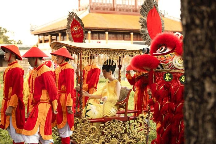 Tiểu Vy đẹp ngút ngàn với sắc đỏ, Hoa hậu Giáng My ngồi kiệu, mặc hoàng phục giữa sàn catwalk Ảnh 16