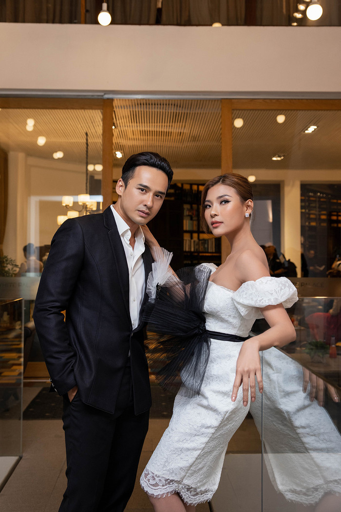 Thúy Diễm ngượng ngùng hạnh phúc khi được ông xã Lương Thế Thành quỳ gối bóp chân trong sự kiện