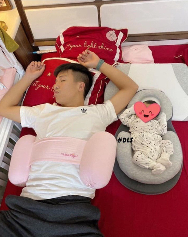 Anh chàng quấn quít bên con gái mọi lúc mọi nơi