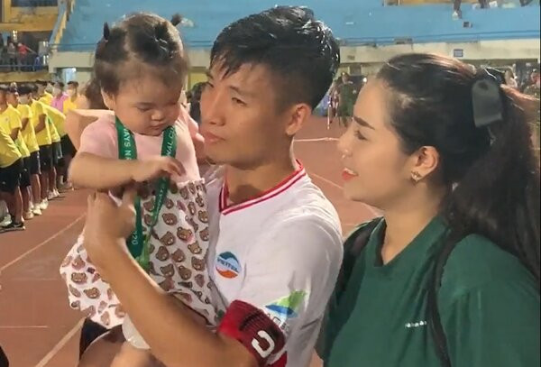 Mỗi lần Tiến Dũng thi đấu, Khánh Linh sẽ đưa con đến xem và cổ vũ bố.