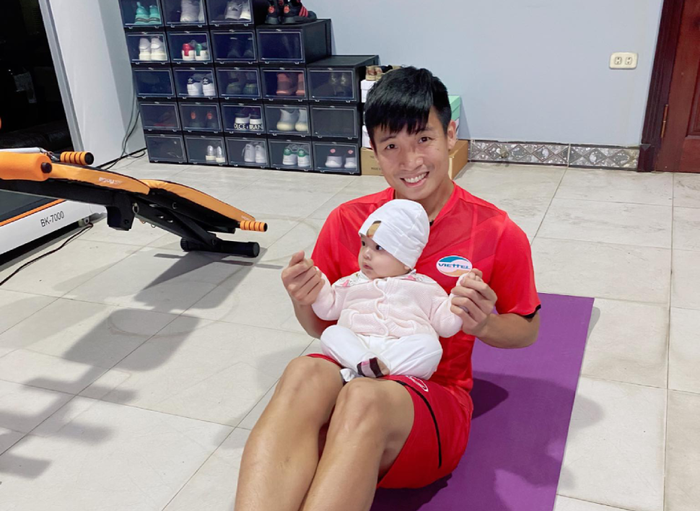 Anh chàng vừa chăm con vừa tập luyện