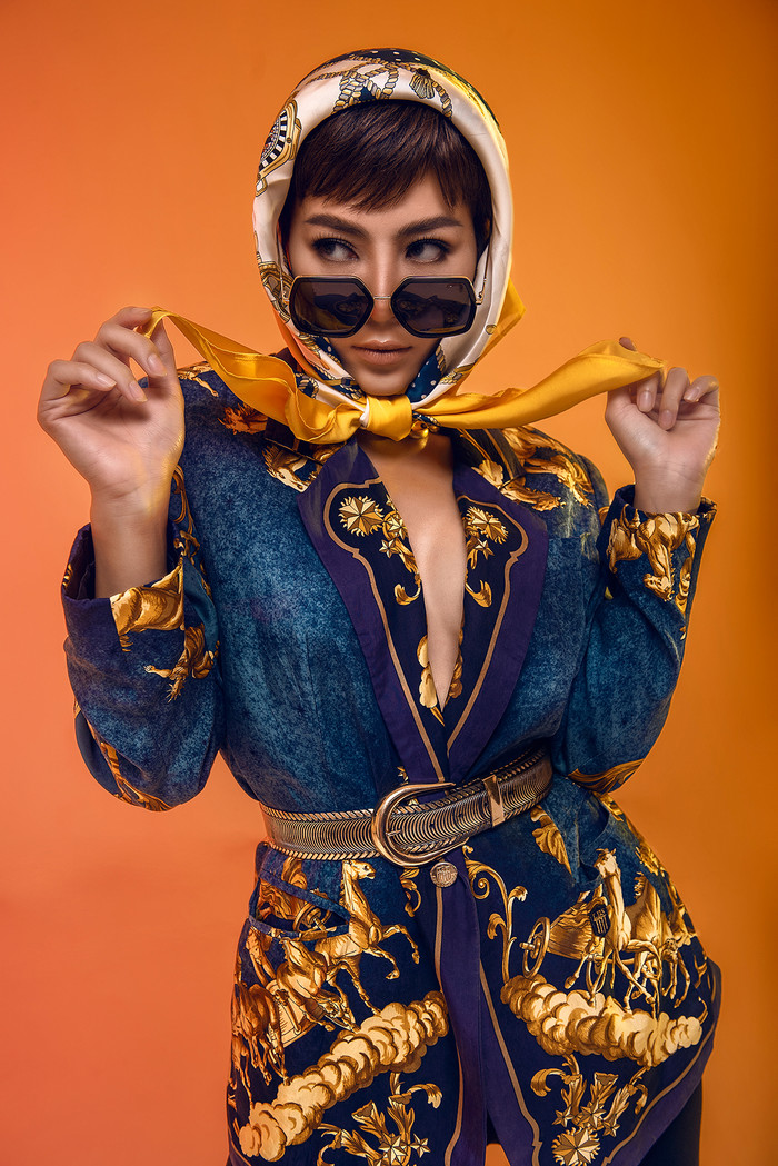 Thêm chiếc kính mát và khăn lụa, Thanh Hương biến thành quý cô sắc sảo và kiêu kỳ