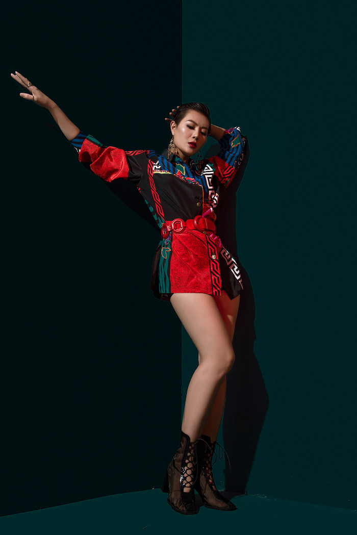 Còn gì tuyệt hơn khi khoe khéo đôi chân dài trong bộ đồ sắc màu này