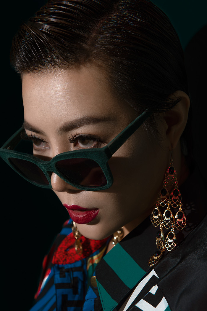 Hoa tai và kính mắt luôn là phụ kiện không thể thiếu cho các quý cô chanh xả