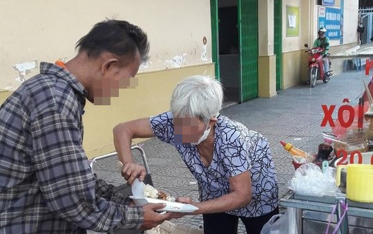 Chưa mở hàng đã gặp anh tâm thần đến xòe tay xin, cụ bà bán xôi lẩm bẩm chửi nhưng hành động sau đó khiến tất cả bất ngờ Ảnh 2