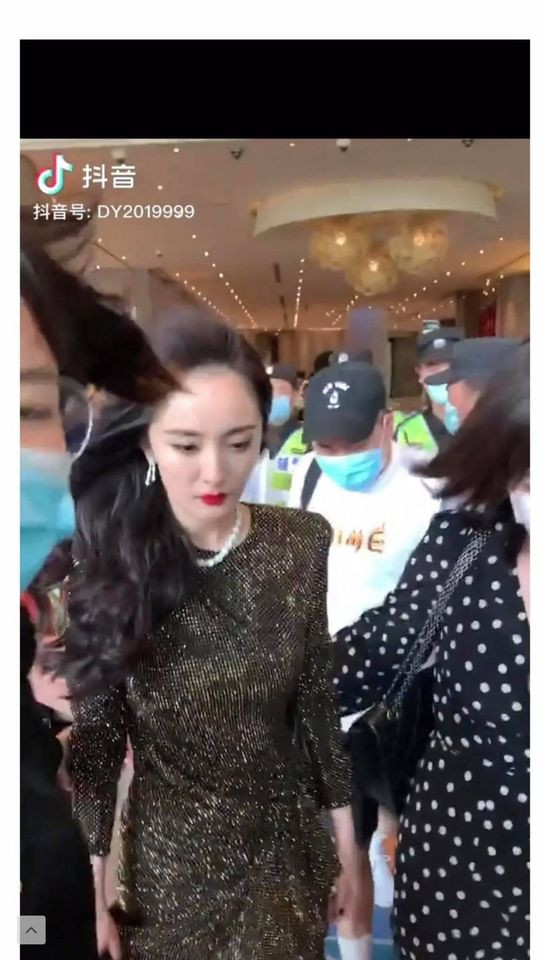 Cả Dương Mịch lẫn Địch Lệ Nhiệt Ba đều bị dân mạng chế nhạo 'đầu như bị hói' Ảnh 7