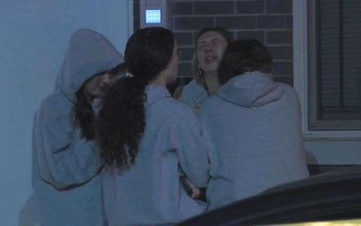 Mải mê chụp ảnh 'tự sướng', hai cô gái vô tình rơi xuống từ tầng 4 Ảnh 2