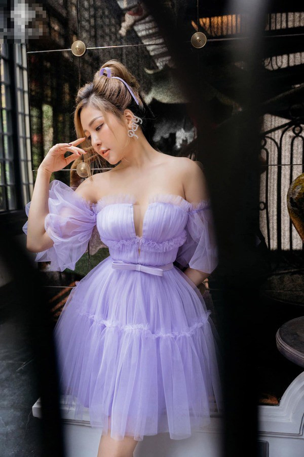 Trâm Anh dịu dàng trong bộ đầm tone tím với điểm nhấn ở chiếc eo thon gọn. 