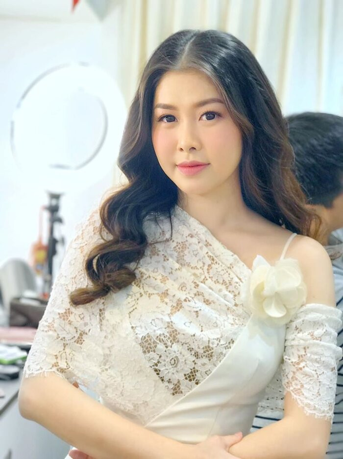 Thủy Anh cho biết mặt cô sưng là do cô bị viêm da dị ứng suốt 10 năm qua và tác dụng phụ của thuốc