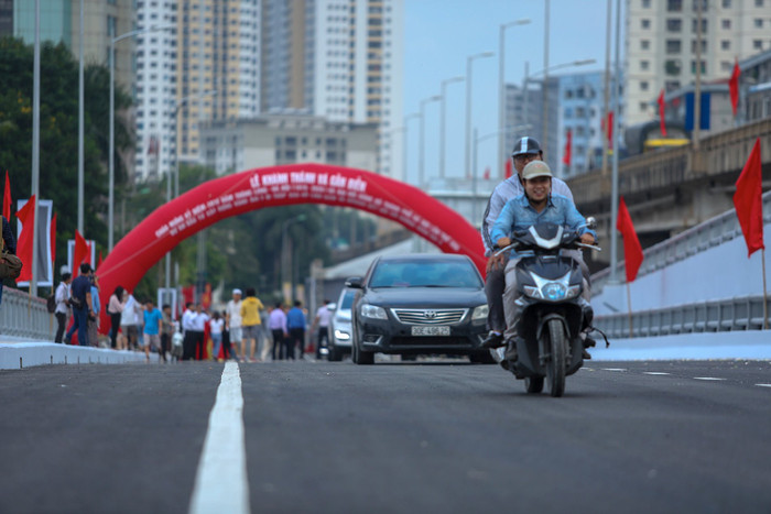 Nhiều người dân tỏ ra vô cùng thích thú khi cây cầu được đưa vào sử dụng.