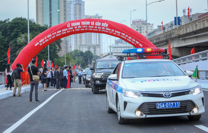 Đúng 7h các phương tiện đầu tiên chính thức đi qua cầu. Đây là hệ thống bốn đơn nguyên cầu gồm hai cầu thấp mỗi bên kết nối với đường Nghiêm Xuân Yêm và Hoàng Liệt, hai cầu lên xuống kết nối với đường Vành đai 3 trên cao.