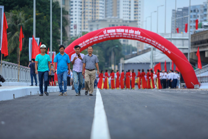 Cận cảnh cầu vượt hồ Linh Đàm chính thức được thông xe, nhiều người Hà Nội thích thú khi đi qua Ảnh 5