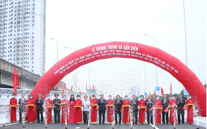 Cận cảnh cầu vượt hồ Linh Đàm chính thức được thông xe, nhiều người Hà Nội thích thú khi đi qua Ảnh 2