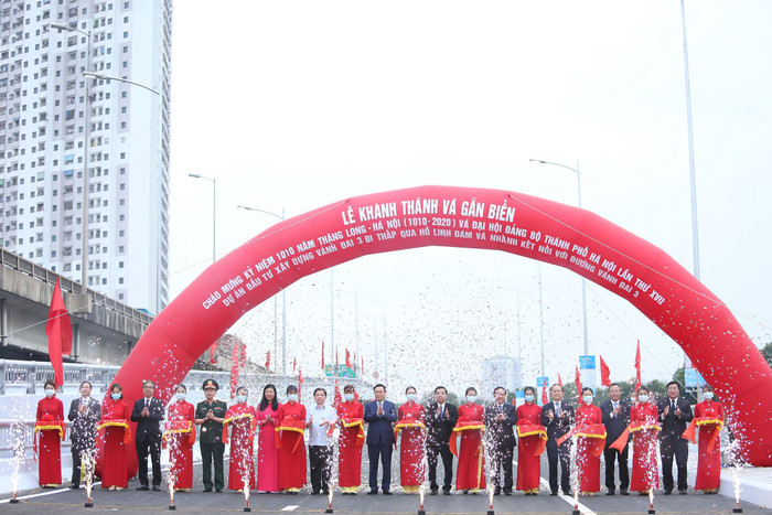 Sáng 6/10, cầu vượt thấp qua hồ Linh Đàm, quận Hoàng Mai, Hà Nội chính thức thông xe. Cầu được khởi công cuối năm 2019 là một trong năm công trình giao thông trọng điểm của Hà Nội. Tổng mức đầu tư dự án là hơn 341 tỷ đồng.