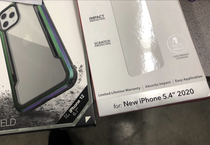 Phụ kiện ốp lưng hé lộ iPhone 12 cũng sẽ có cụm camera 'siêu to khổng lồ' ở mặt lưng. (Ảnh: Mark Gurman)