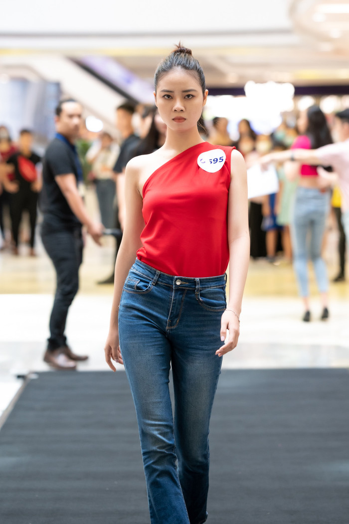 Nhiều gương mặt người mẫu nữ nổi bật đến tham gia casting. 