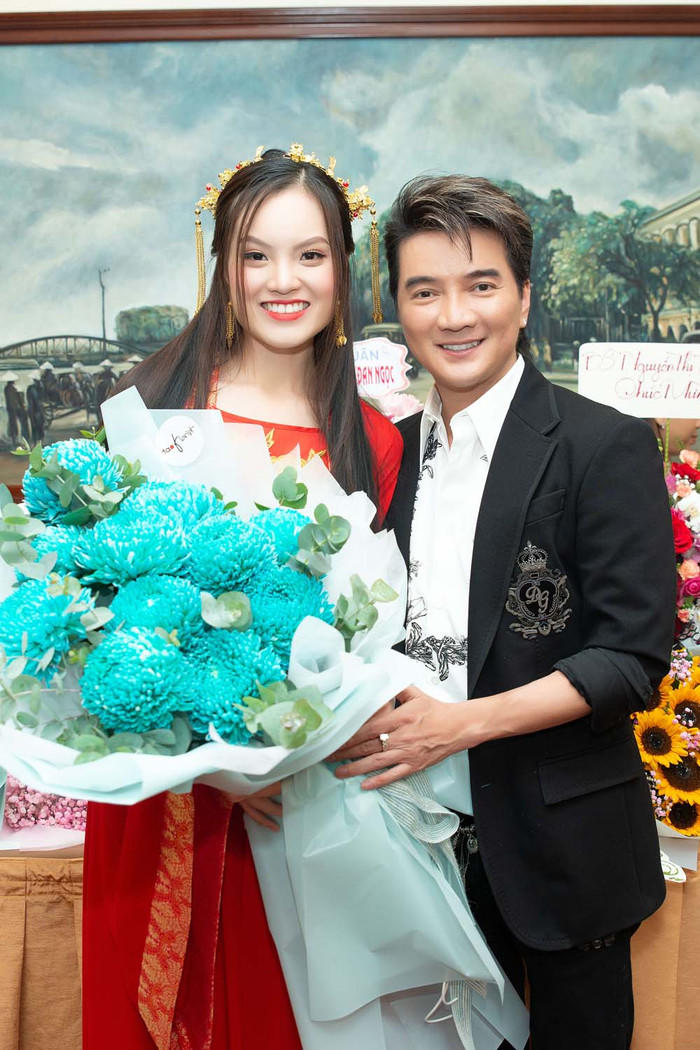 Đàm Vĩnh Hưng cũng có mặt trong buổi này để chúc mừng cô nàng tân binh.