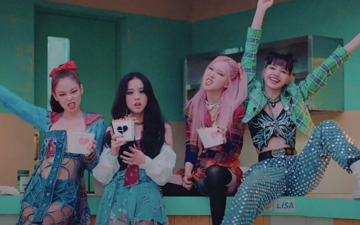 Loạt trang phục 'rách rưới' của BlackPink trong MV Lovesick Girls học hỏi của Avril Lavigne Ảnh 2