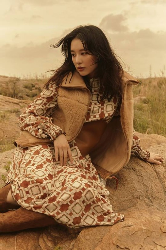 Nét đẹp của nữ diễn viên Kim Ji Won tựa nàng thơ trong bộ ảnh đăng trên tạp chí Marie Claire Ảnh 6