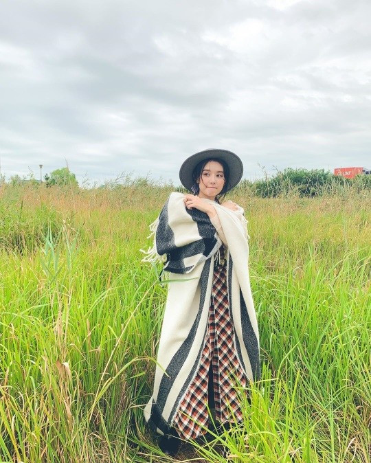 Nét đẹp của nữ diễn viên Kim Ji Won tựa nàng thơ trong bộ ảnh đăng trên tạp chí Marie Claire Ảnh 7