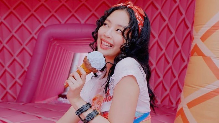 Phần áo ngực nhạy cảm mà Jennie mặc đã được cắt đi một nửa để tránh gây phản cảm