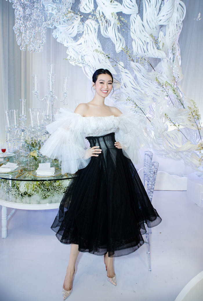 Đã khá lâu mới xuất hiện tại sự kiện của showbiz Việt, Khánh My vẫn trở thành tâm điểm nhờ phong cách thời trang tinh tế và thời thượng cùng nhan sắc ngày càng thăng hạng. 