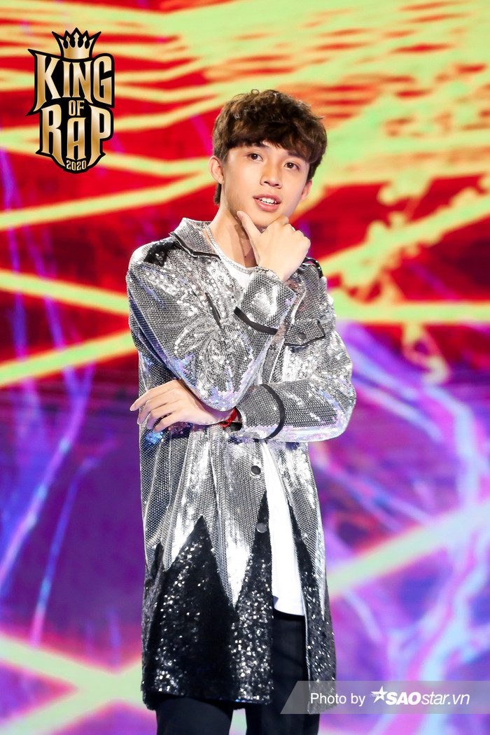 Bên cạnh tài năng Rap siêu ngầu, Nhật Hoàng khoe vẻ điển trai trong MV mới thu hút sự chú ý của khán giả. 