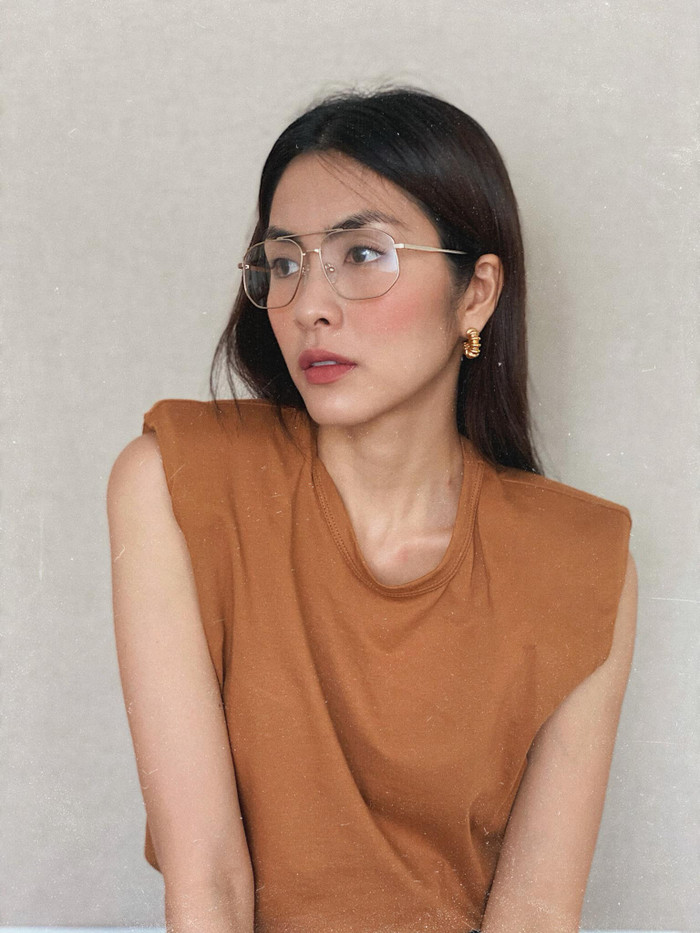Mix kèm trang phục là kiểu kính mát nobita trong suốt và bông tai vintage