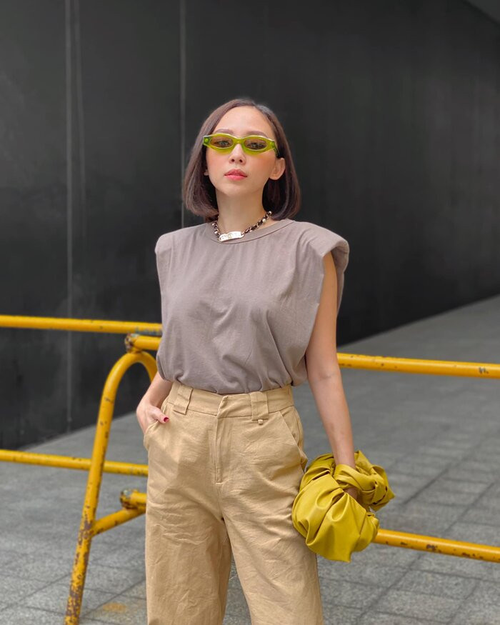 Tóc Tiên là một trong những sao nữ đầu tiên lăng xê kiểu áo này trong bộ ảnh streetstyle hồi cuối hè vừa qua