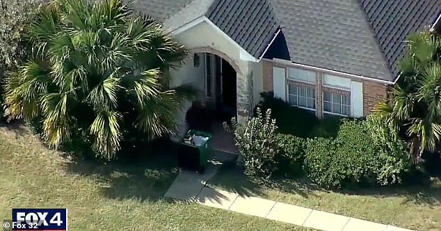 Căn nhà bà Connie sinh sống cùng 2 con nuôi. 