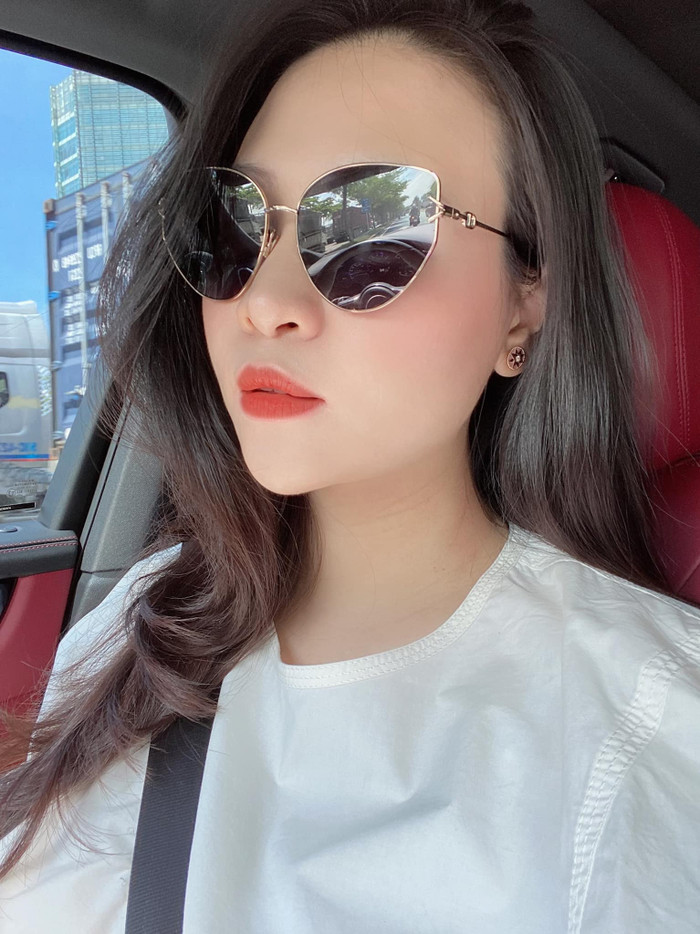 Thần thái sang chảnh của bà xã Cường Đô La