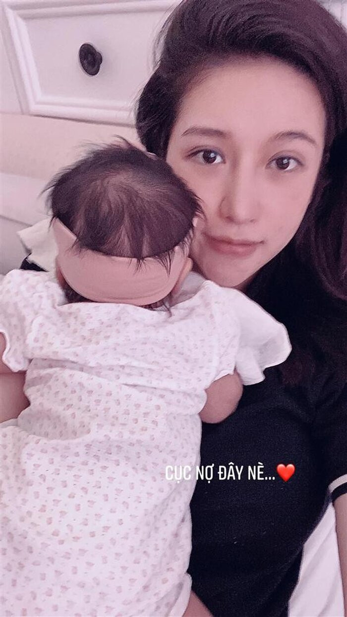 Vân Navy khoe em bé nhưng nhan sắc của cô nàng lại gây chú ý