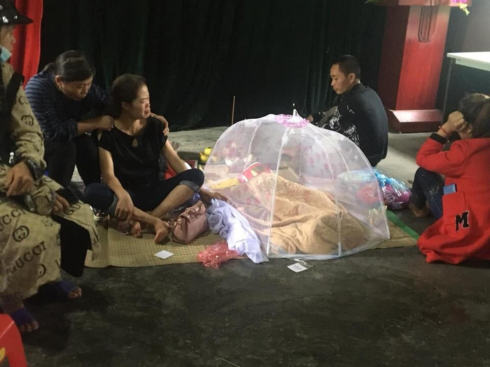 Nước tràn vào nhà khiến cháu bé 3 tuổi bị nước cuốn trôi