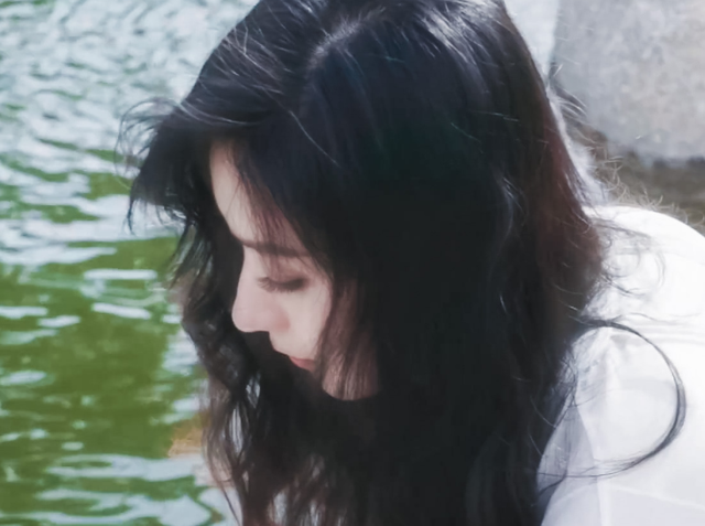 Đều là mẹ một con nhưng Triệu Lệ Dĩnh lại xinh, xịn hơn Lưu Thi Thi trong loạt ảnh bên bờ hồ Ảnh 13