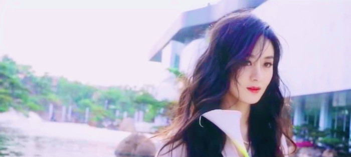 Đều là mẹ một con nhưng Triệu Lệ Dĩnh lại xinh, xịn hơn Lưu Thi Thi trong loạt ảnh bên bờ hồ Ảnh 14