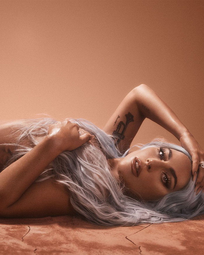 Mái tóc bạch kim pha chút tông màu xanh