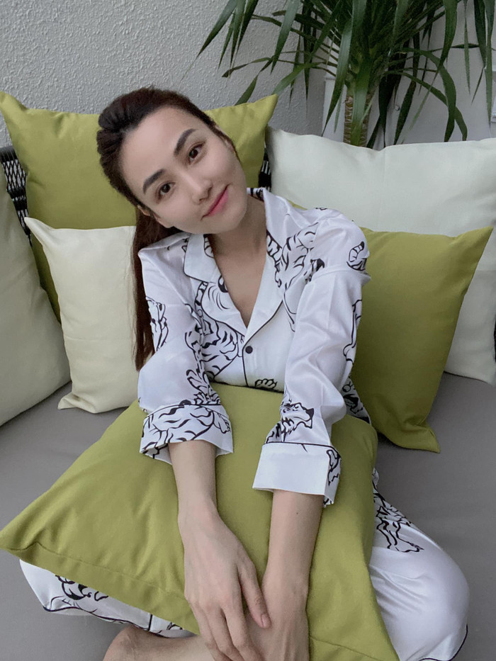 Có thể thấy, vẻ đẹp của nữ diễn viên không hề lu mờ hay khác nhiều so với thuở còn hàng 2