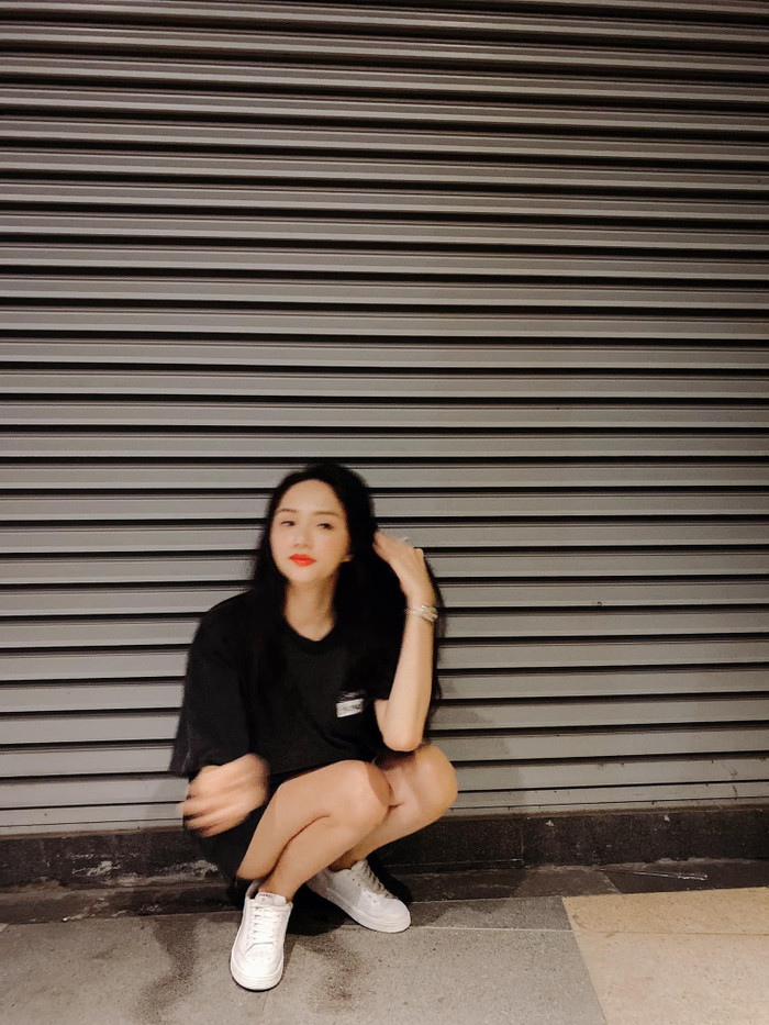 Người đẹp chọn cho mình áo thun đen oversized mix cùng sneakers trắng