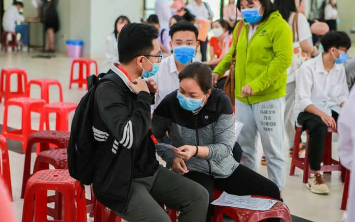 Khoảnh khắc dễ thương của nam sinh và mẹ trong ngày đầu bước chân vào giảng đường đại học khiến nhiều người xúc động Ảnh 2