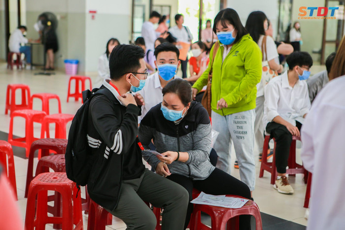 Hình ảnh đầy ấm áp giữa nam sinh và mẹ của mình trong ngày đầu tiên nhập học. Ảnh: Tuấn Kiệt Ngô/STDT Communications