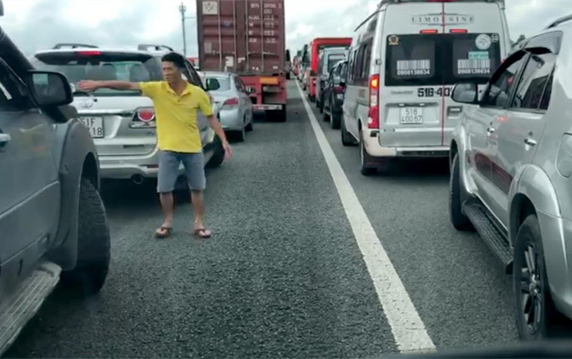 Nhiều ô tô trên cao tốc nhường đường cho xe cứu thương đi qua bất chấp phía trước đang ùn tắc kéo dài Ảnh 2