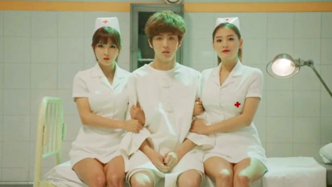 2 nữ y tá trong MV Insane ngoài mặc trang phục ngắn và bó sát...