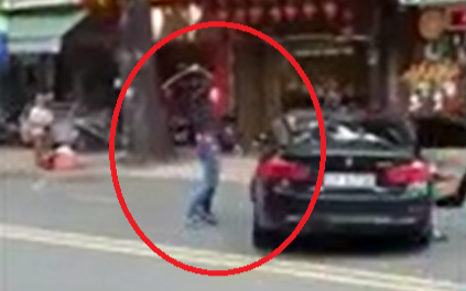 Bị nam thanh niên dùng gậy đập vào xe, nữ tài xế tức giận cầm ô đuổi đánh khiến đường phố náo loạn Ảnh 2