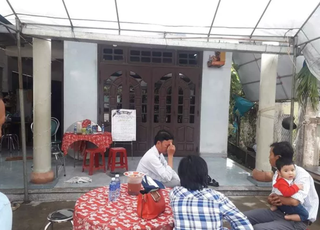 Ba của nữ sinh đau buồn trước sự ra đi đột ngột của con gái. Ảnh: Người Lao Động