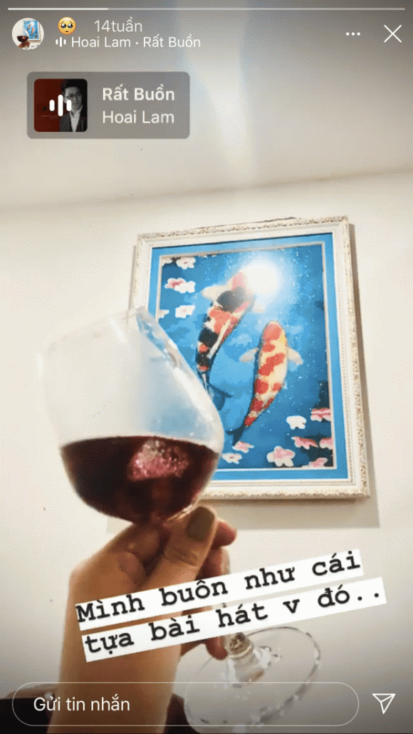 Trên trang cá nhân của Đ.N cô nàng còn chia sẻ đang nghe ca khúc của Hoài Lâm