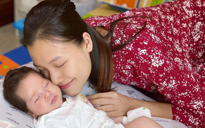 Con trai lai Tây của MC Hoàng Oanh đốn tim mọi người với loạt ảnh cận mặt siêu đáng yêu Ảnh 2