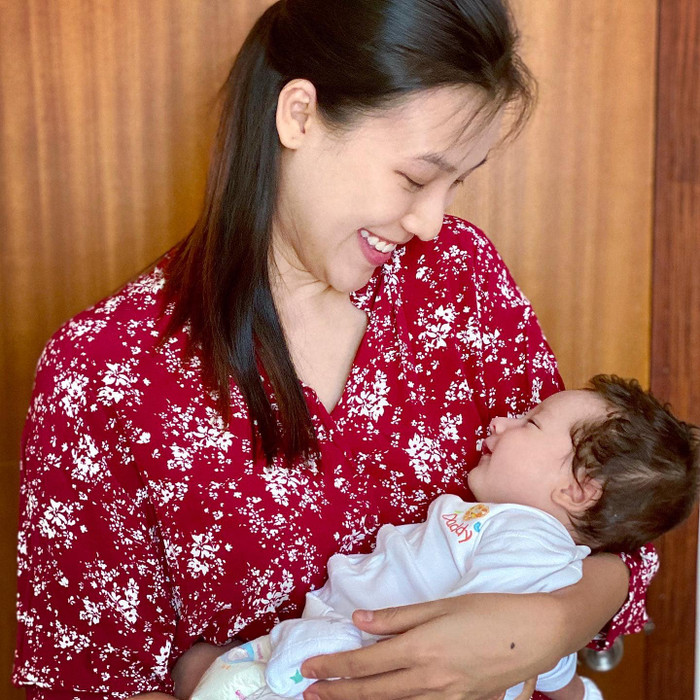 Hoàng Oanh cho biết, con trai thừa hưởng nét lai Tây, đôi chân dài từ bố riêng có đôi mắt hí là giống mẹ