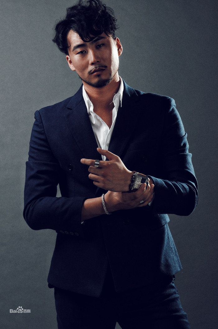 Anh chàng gây ấn tượng với bộ râu quai nón